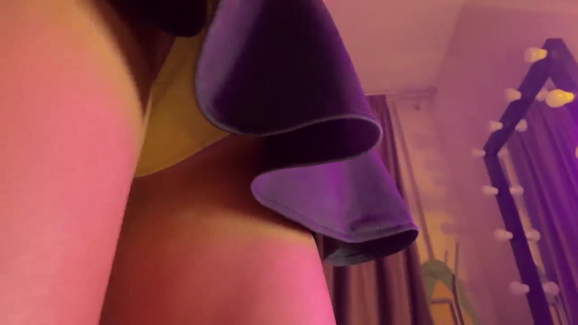 Gallery image thumbnail from ElliPoole's myfreecams stream on, 04/14/2026, 17:23 image 17 of 20