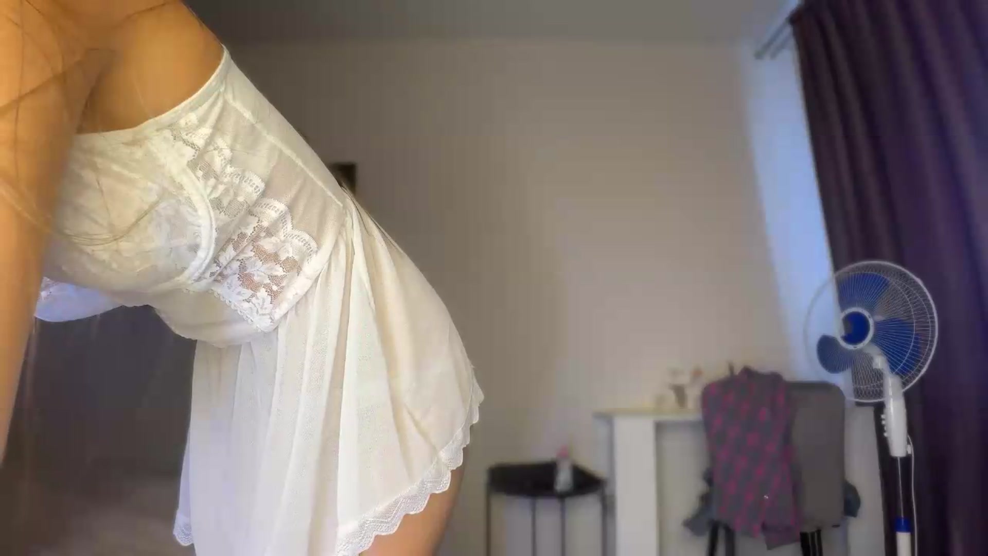 Gallery image thumbnail from ElliPoole's myfreecams stream on, 08/05/2026, 15:51 image 17 of 20