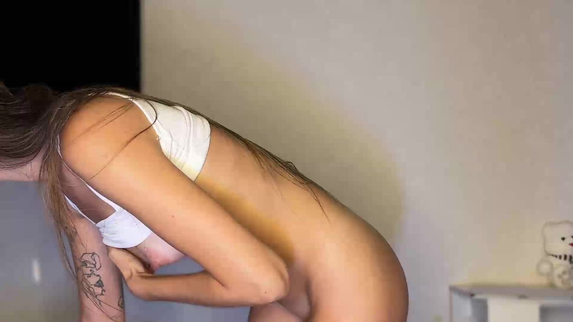 Gallery image thumbnail from ElliPoole's myfreecams stream on, 08/20/2026, 17:31 image 16 of 20