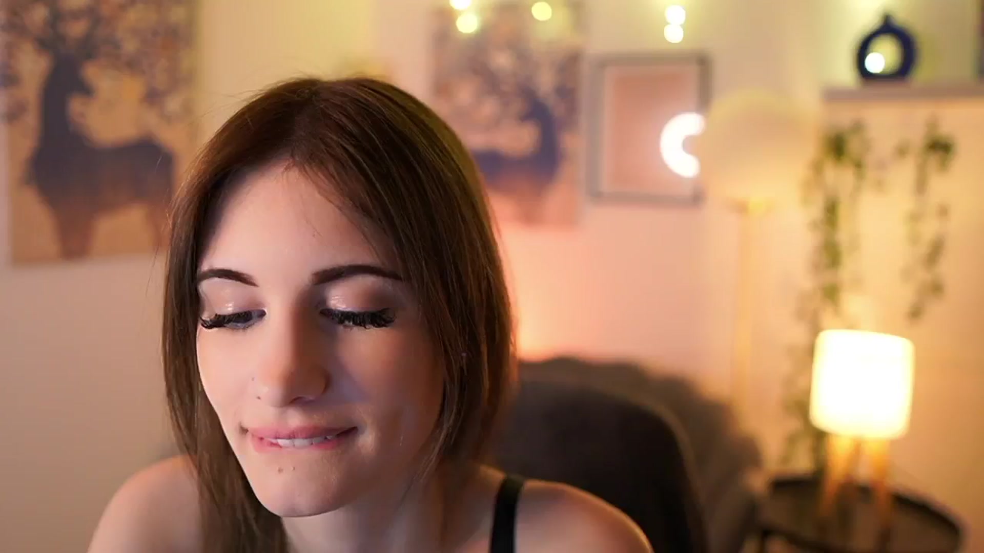 Gallery image thumbnail from Ellie_Shae's myfreecams stream on, 02/01/2025, 17:21 image 10 of 20