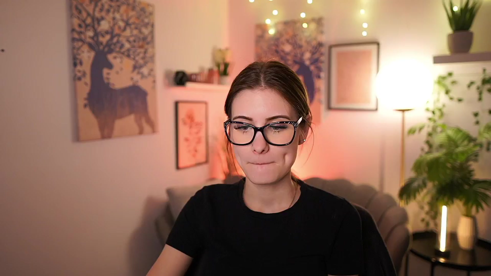 Gallery image thumbnail from Ellie_Shae's myfreecams stream on, 02/18/2025, 15:46 image 10 of 20