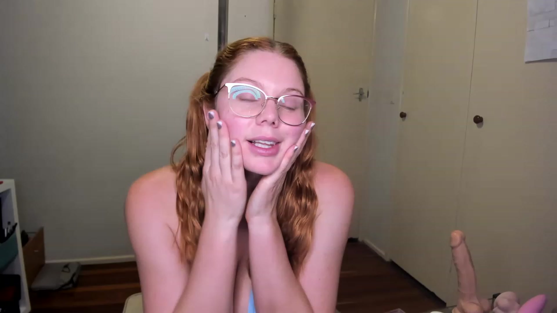 Gallery image thumbnail from Ellie_zena's myfreecams stream on, 12/11/2022, 12:11 image 18 of 20
