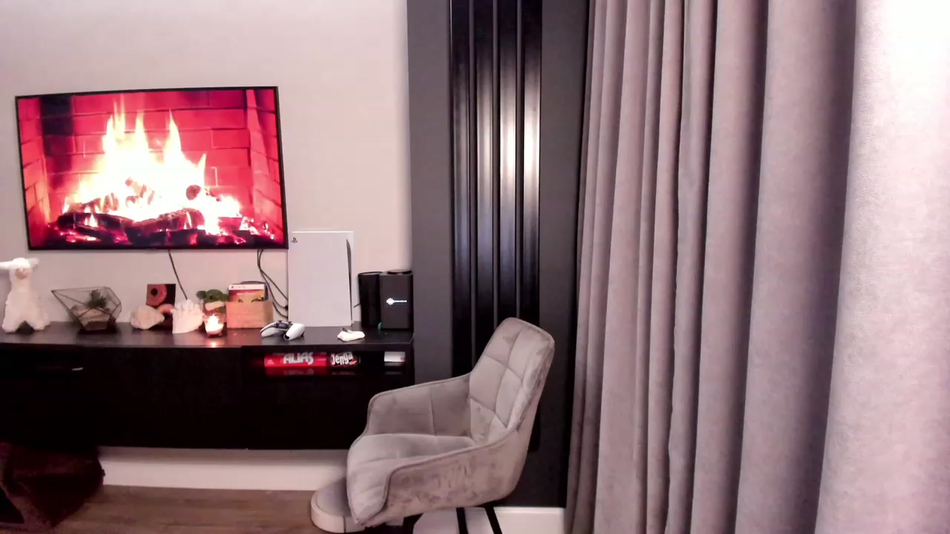Gallery image thumbnail from Ellies_Smile's myfreecams stream on, 03/10/2023, 15:47 image 9 of 20