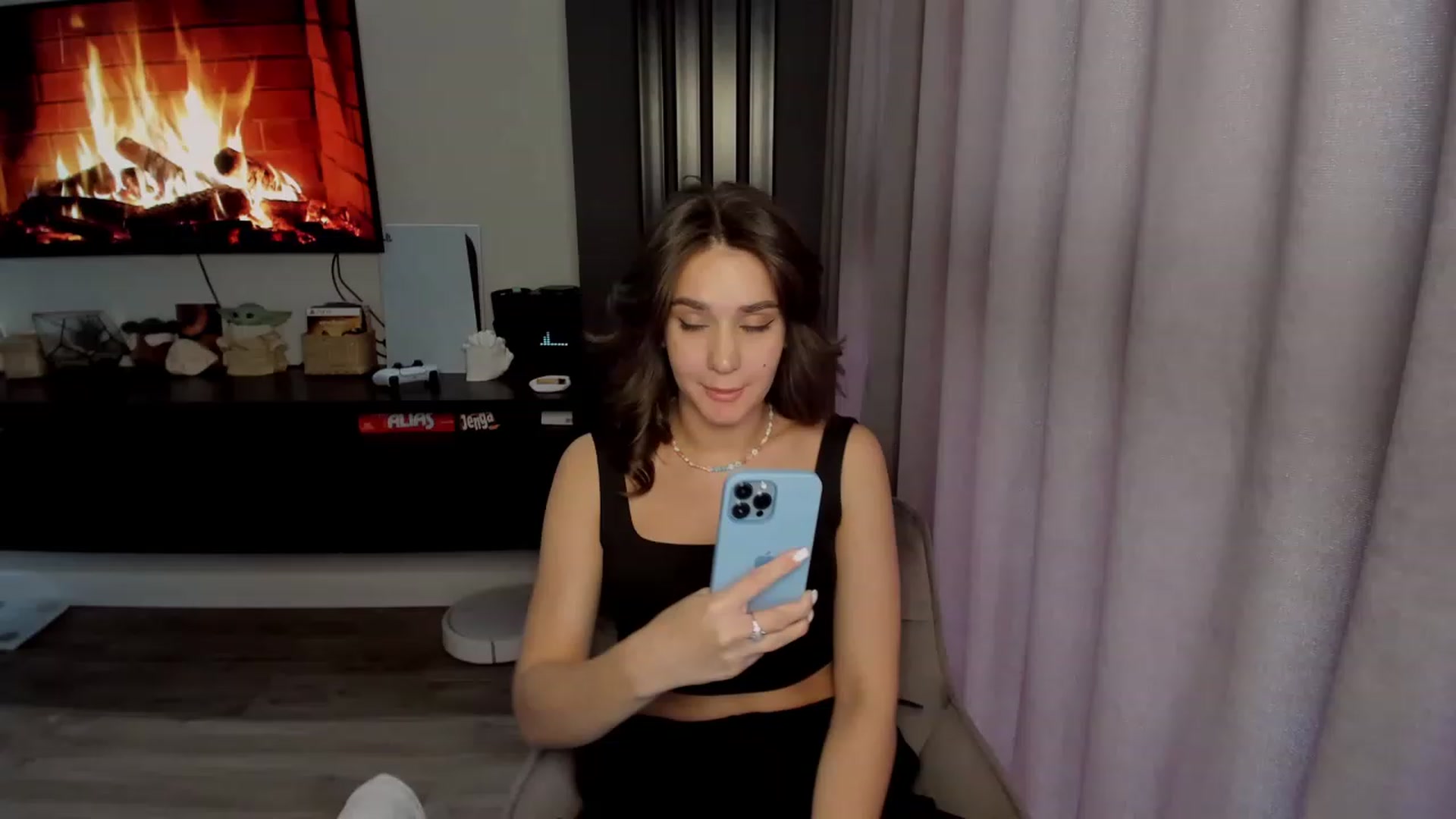 Gallery image thumbnail from Ellies_Smile's myfreecams stream on, 04/20/2023, 12:15 image 1 of 20