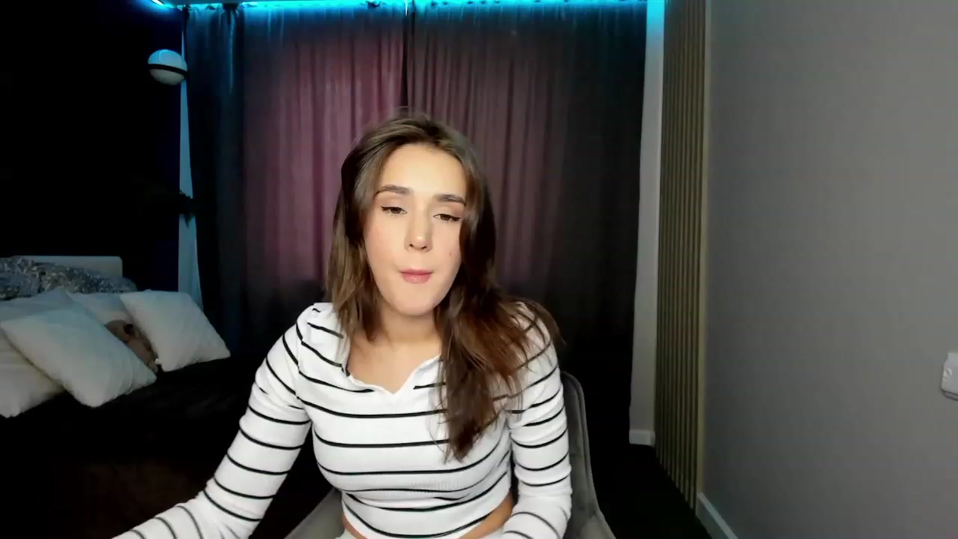 Gallery image thumbnail from Ellies_Smile's myfreecams stream on, 05/26/2023, 11:27 image 12 of 20