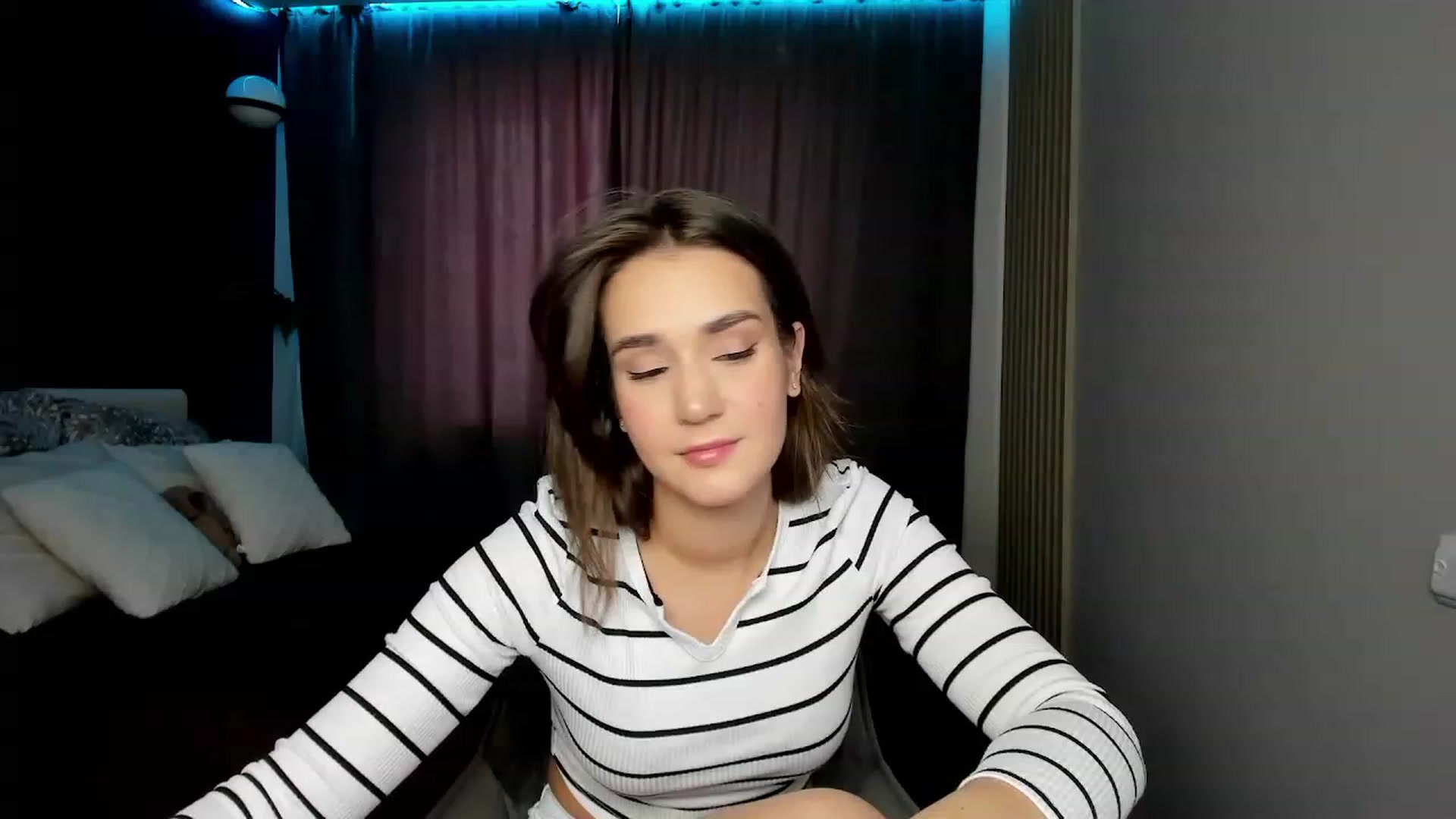 Gallery image thumbnail from Ellies_Smile's myfreecams stream on, 05/26/2023, 11:27 image 7 of 20