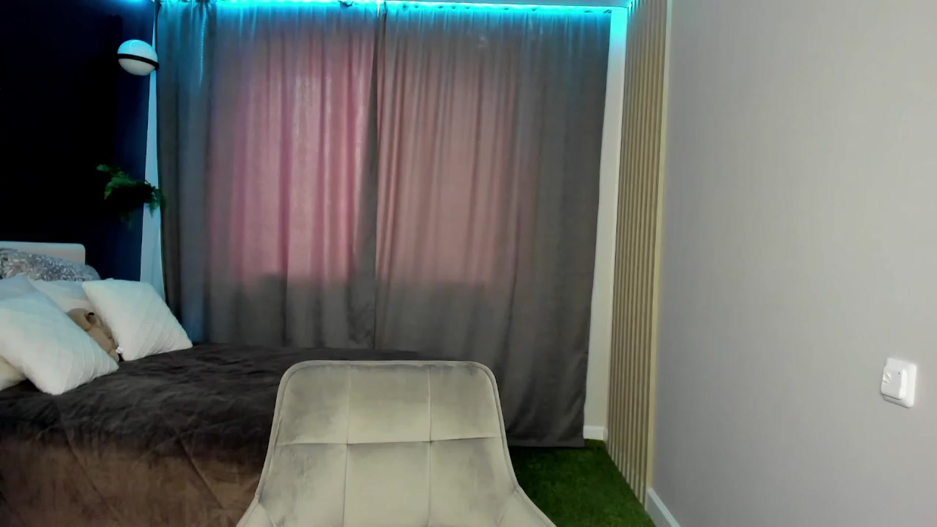 Gallery image thumbnail from Ellies_Smile's myfreecams stream on, 05/26/2023, 12:59 image 16 of 20