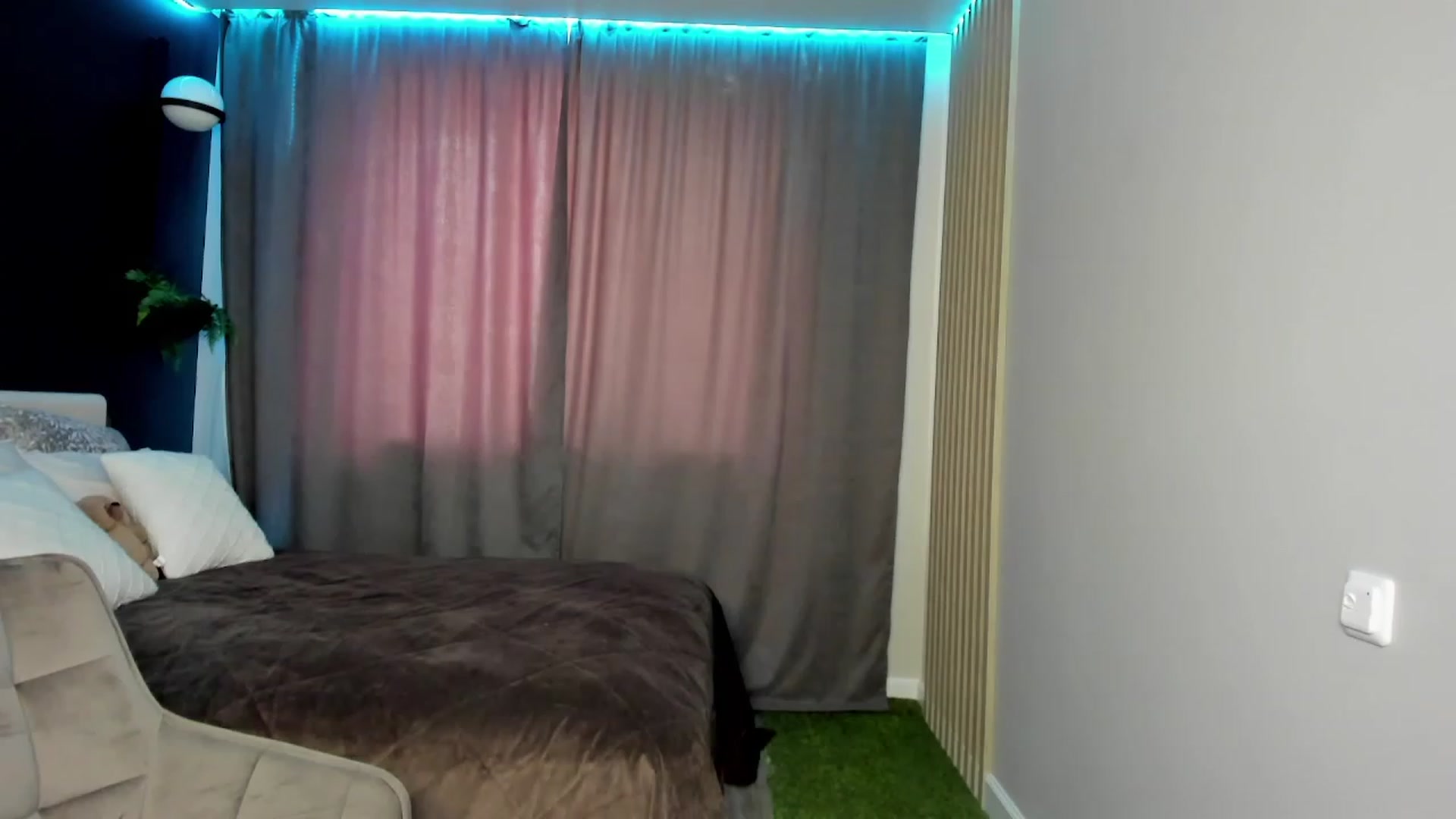 Gallery image thumbnail from Ellies_Smile's myfreecams stream on, 05/26/2023, 13:33 image 5 of 20