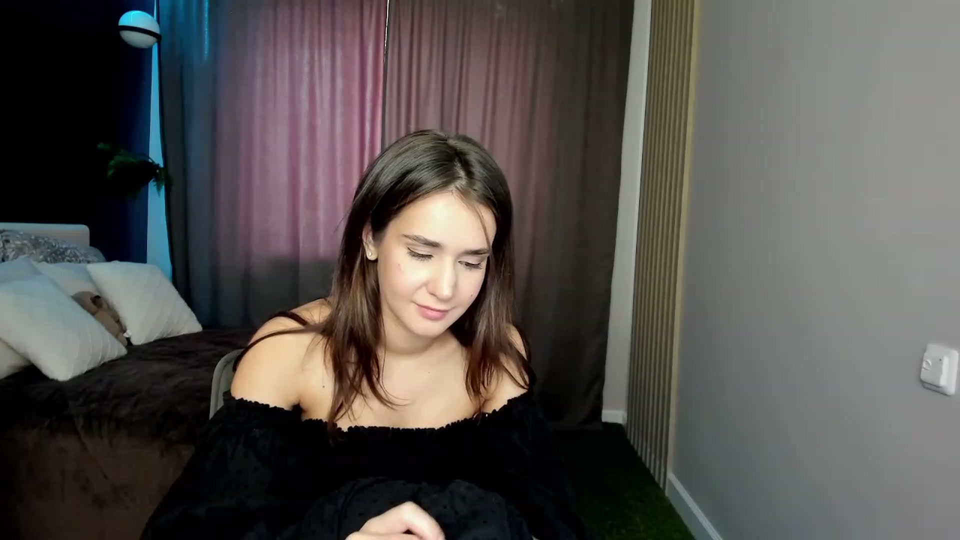 Gallery image thumbnail from Ellies_Smile's myfreecams stream on, 05/26/2023, 13:33 image 14 of 20