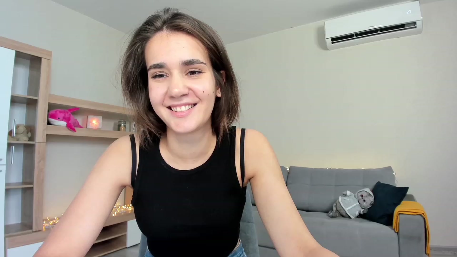 Gallery image thumbnail from Ellies_Smile's myfreecams stream on, 06/07/2023, 13:00 image 17 of 20
