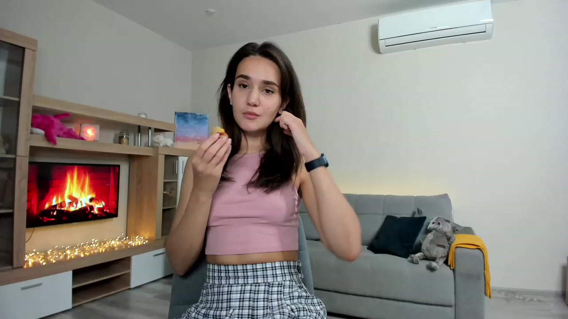 Gallery image thumbnail from Ellies_Smile's myfreecams stream on, 06/13/2023, 17:34 image 16 of 20