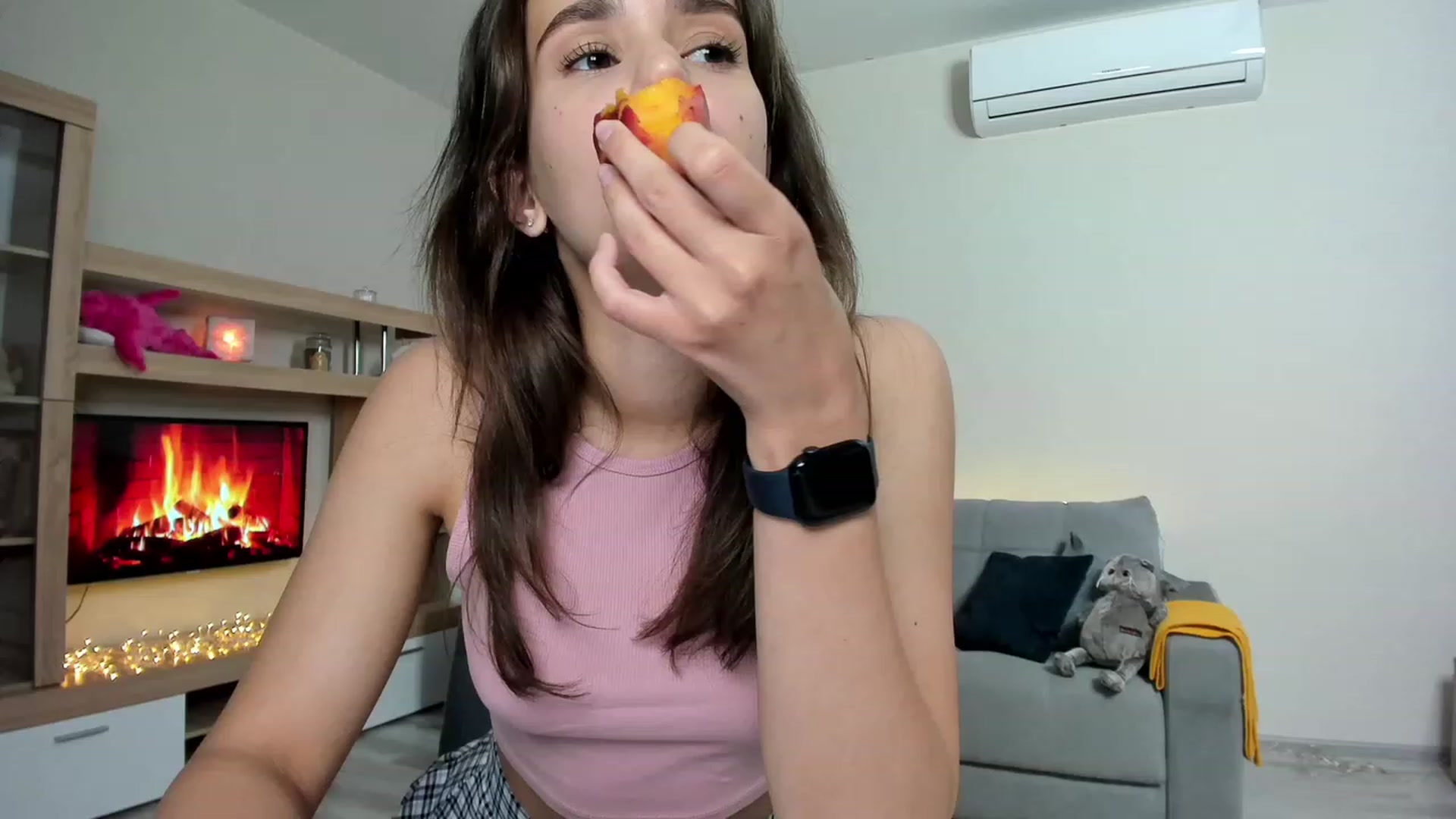 Gallery image thumbnail from Ellies_Smile's myfreecams stream on, 06/13/2023, 17:34 image 15 of 20