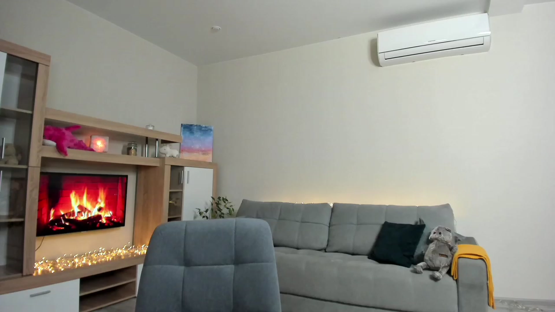 Gallery image thumbnail from Ellies_Smile's myfreecams stream on, 06/13/2023, 17:34 image 10 of 20