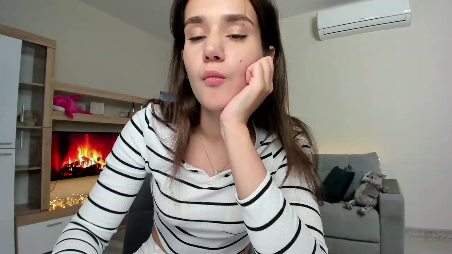 Gallery image thumbnail from Ellies_Smile's myfreecams stream on, 06/15/2023, 15:16 image 15 of 20