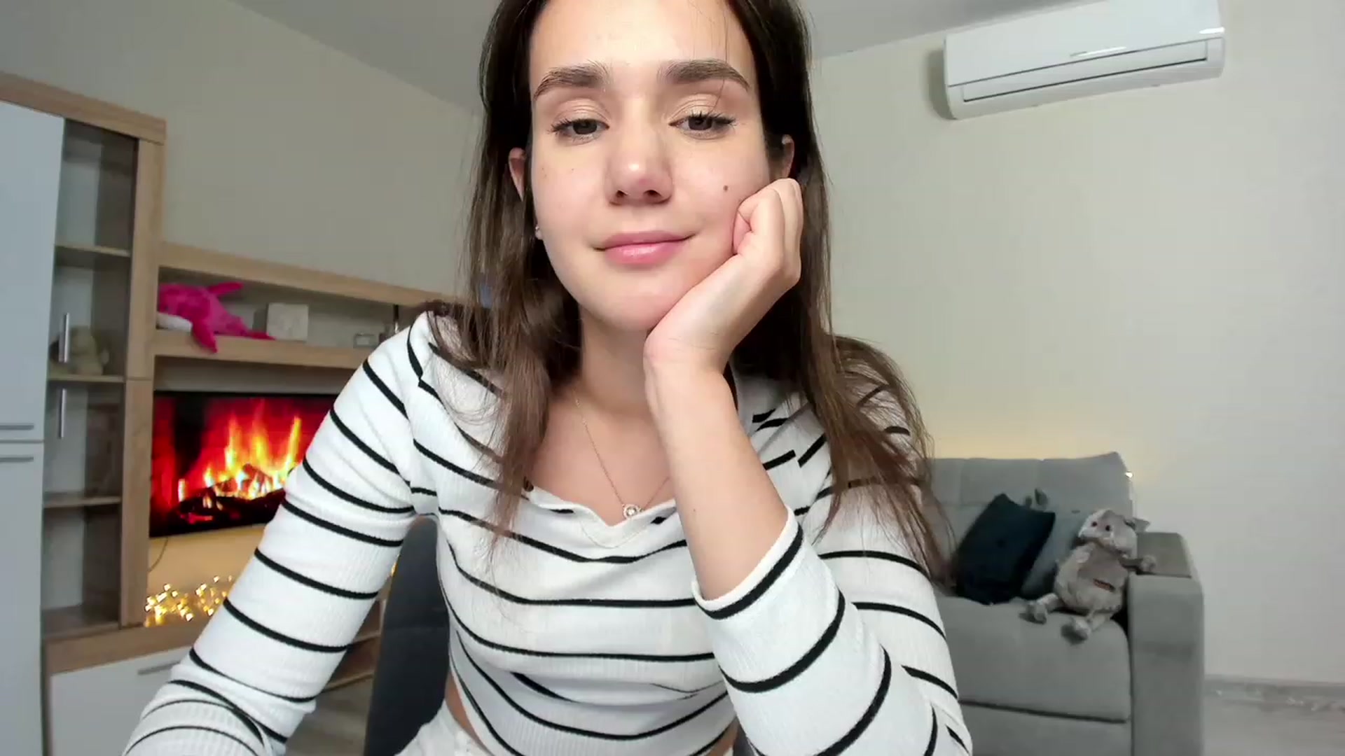 Gallery image thumbnail from Ellies_Smile's myfreecams stream on, 06/15/2023, 15:16 image 14 of 20