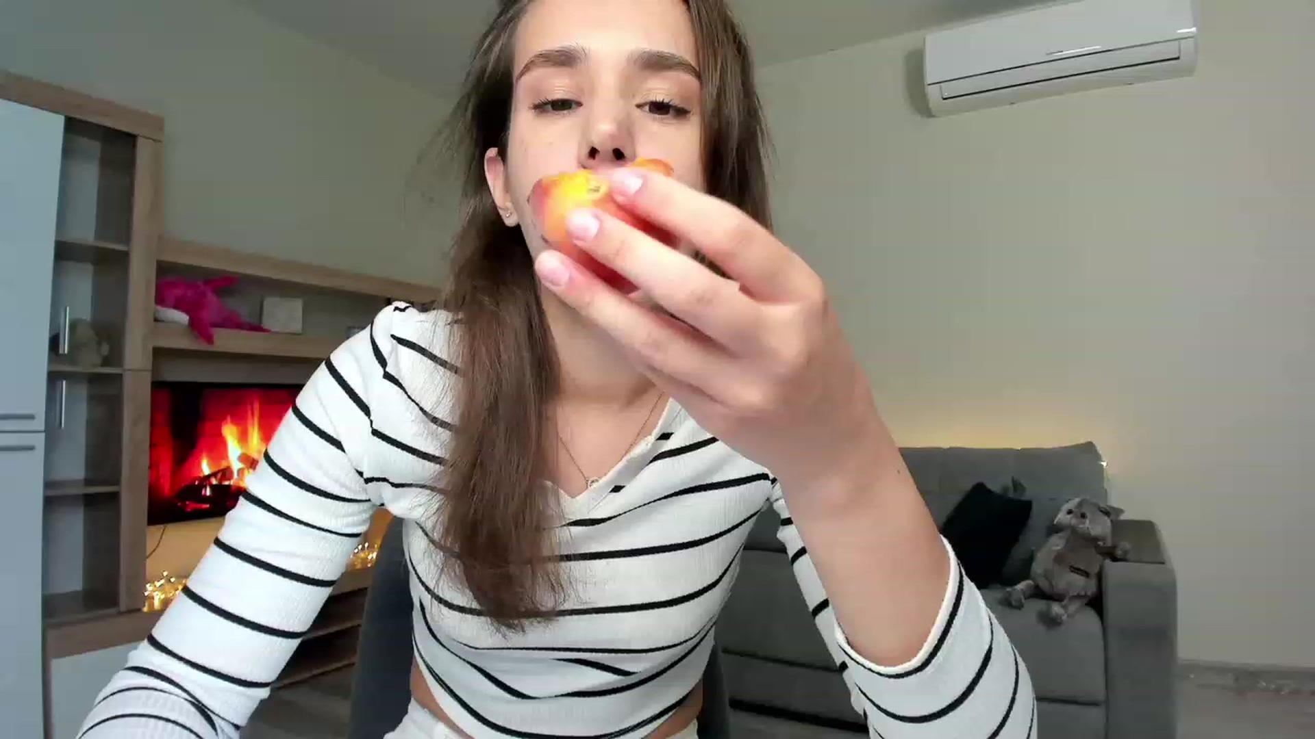 Gallery image thumbnail from Ellies_Smile's myfreecams stream on, 06/15/2023, 15:16 image 3 of 20