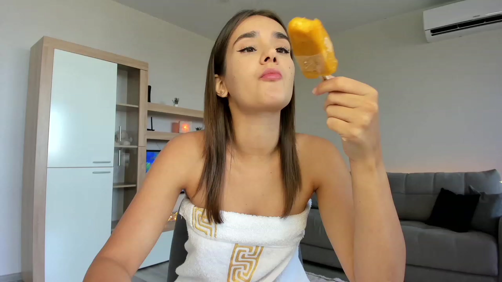 Gallery image thumbnail from Ellies_Smile's myfreecams stream on, 08/07/2023, 10:38 image 16 of 20