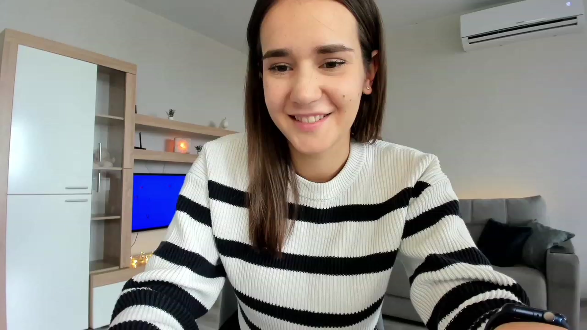 Gallery image thumbnail from Ellies_Smile's myfreecams stream on, 08/27/2023, 12:33 image 3 of 20