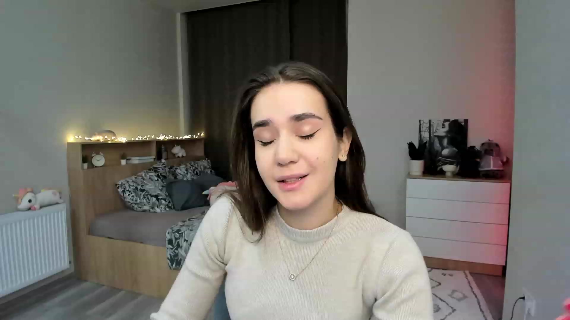 Gallery image thumbnail from Ellies_Smile's myfreecams stream on, 11/22/2023, 16:38 image 13 of 20