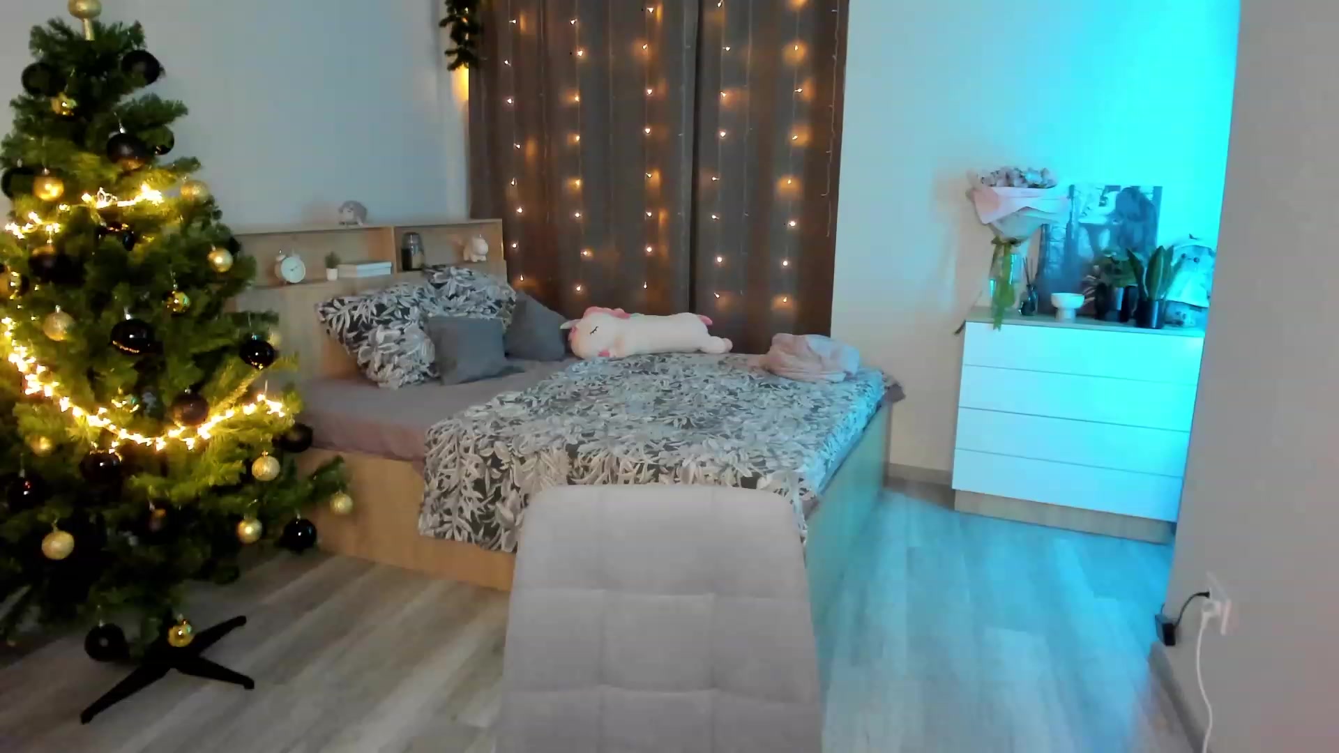 Gallery image thumbnail from Ellies_Smile's myfreecams stream on, 12/16/2023, 15:50 image 5 of 20