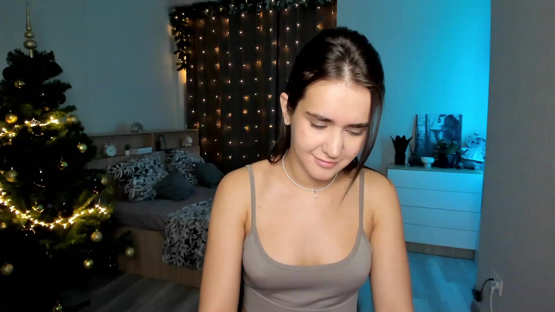 Gallery image thumbnail from Ellies_Smile's myfreecams stream on, 12/22/2023, 13:09 image 12 of 20