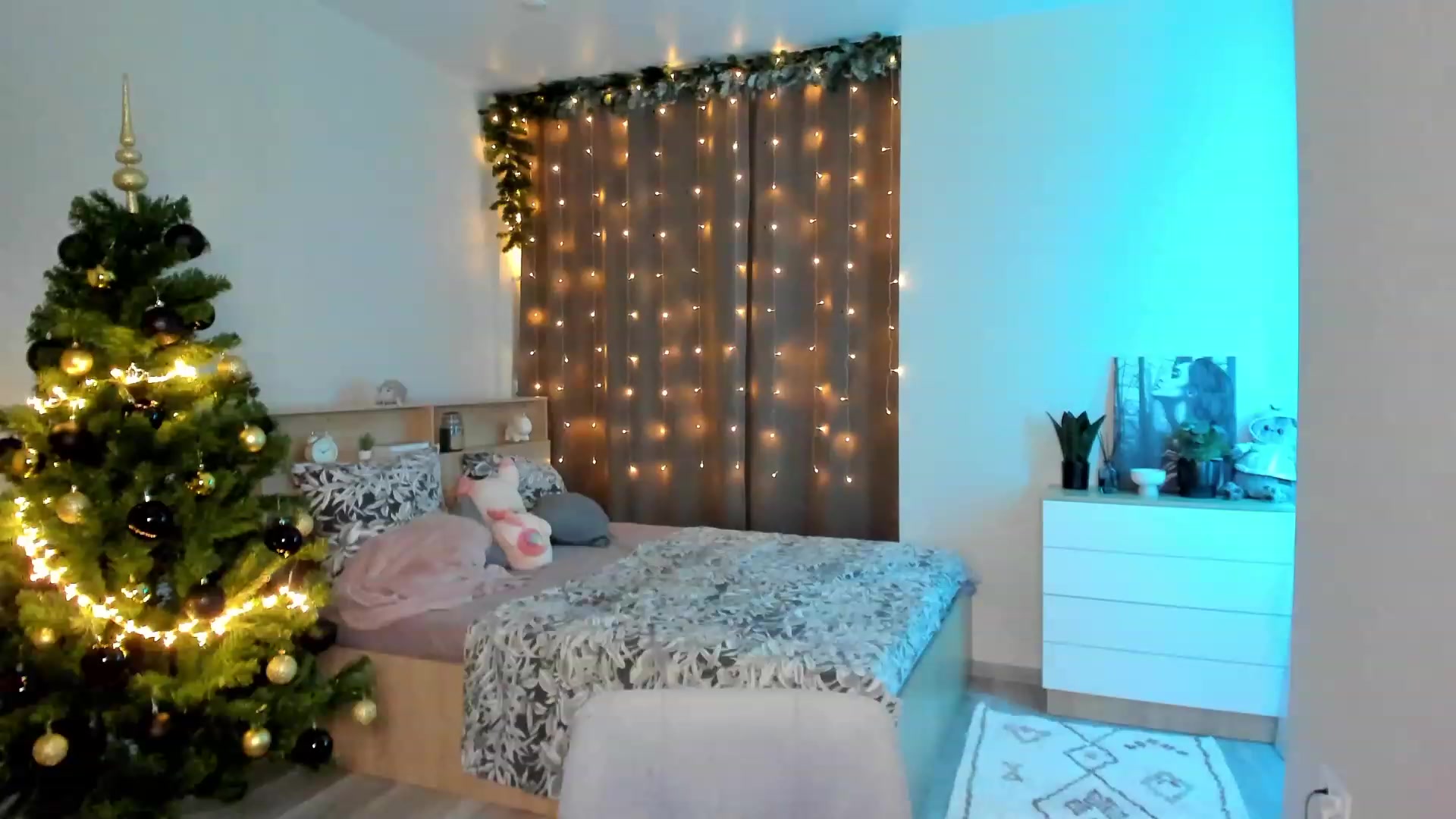 Gallery image thumbnail from Ellies_Smile's myfreecams stream on, 12/28/2023, 18:03 image 18 of 20