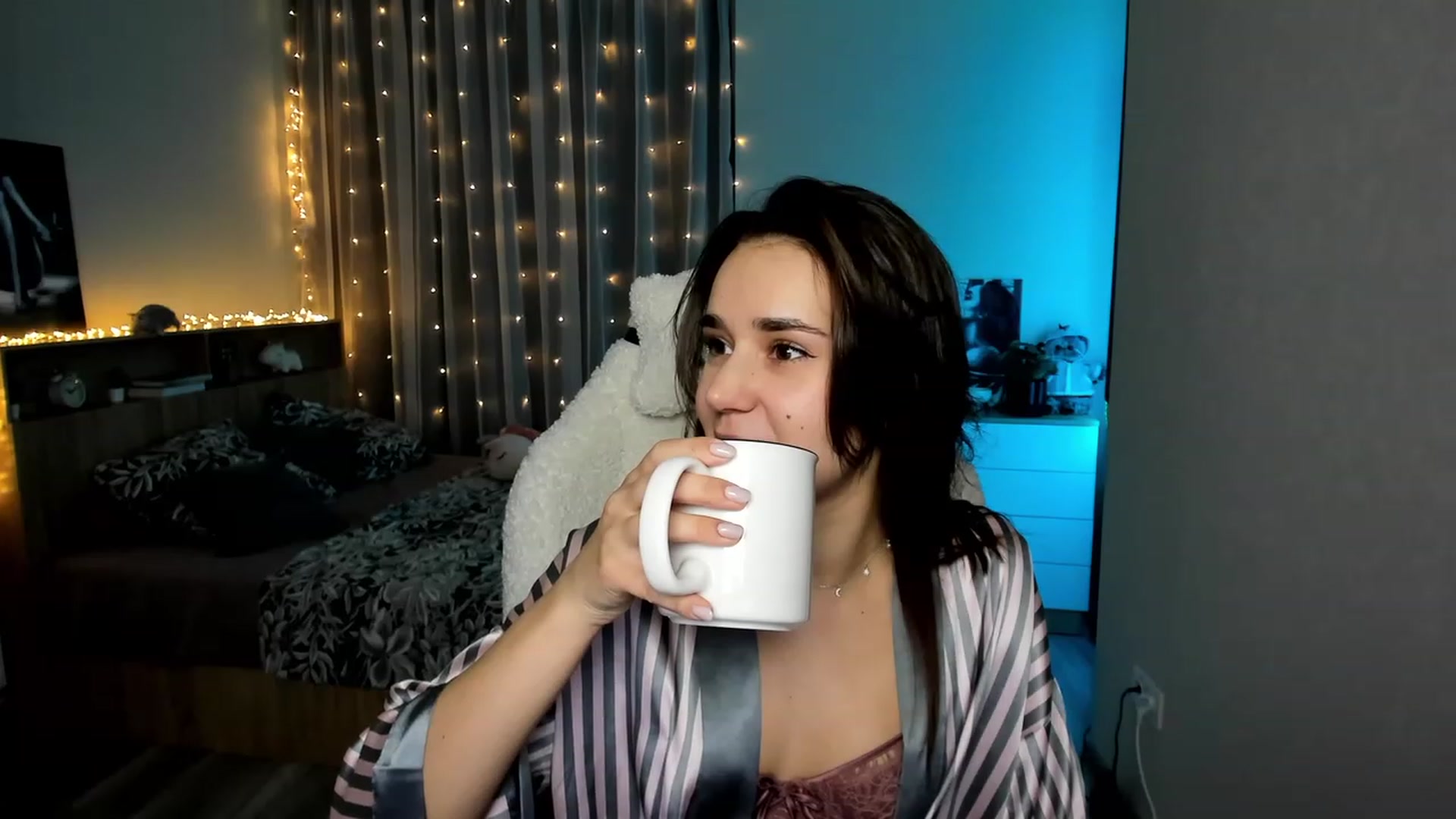 Gallery image thumbnail from Ellies_Smile's myfreecams stream on, 02/19/2024, 16:48 image 13 of 20