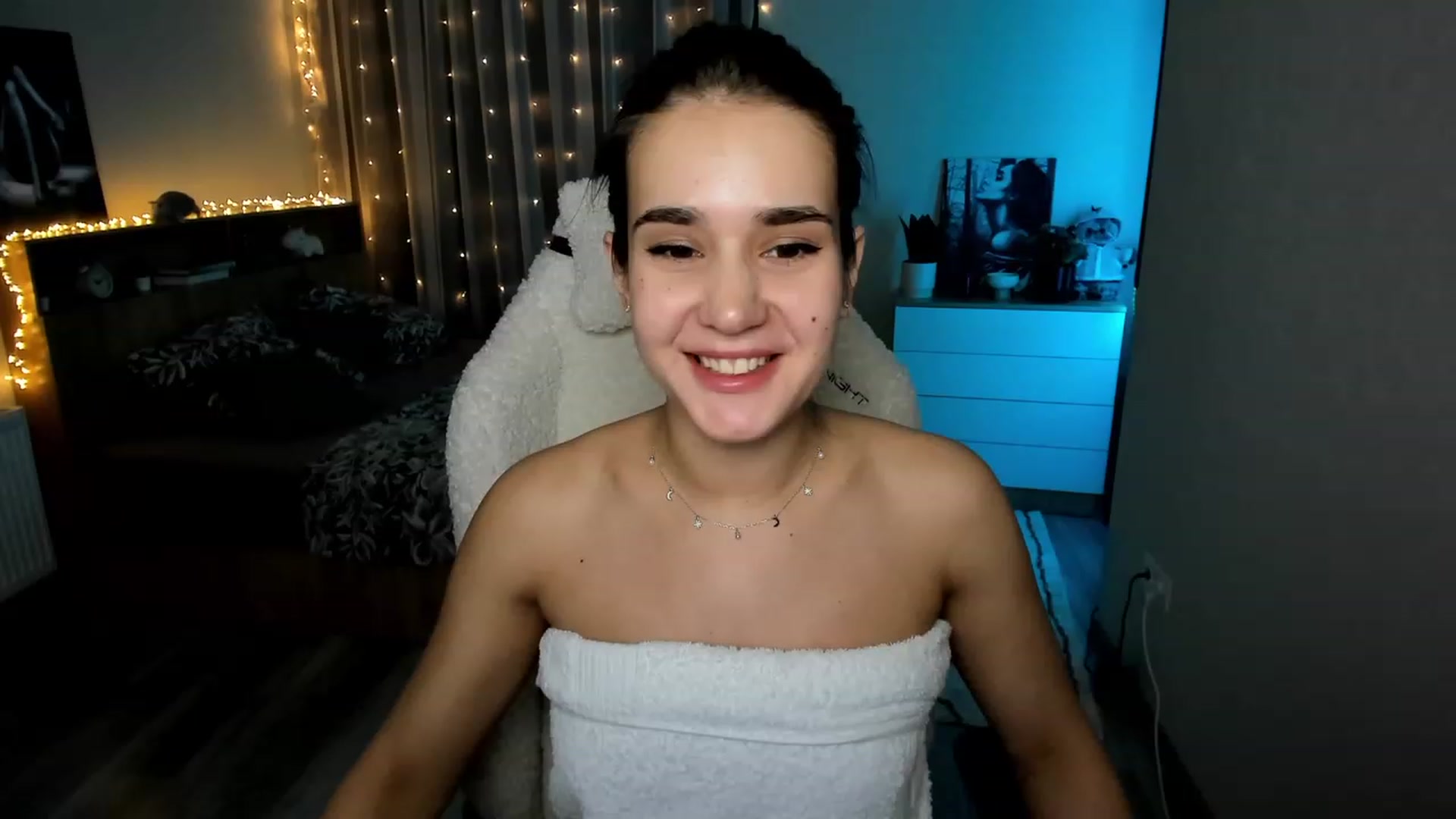 Gallery image thumbnail from Ellies_Smile's myfreecams stream on, 02/19/2024, 17:46 image 6 of 20
