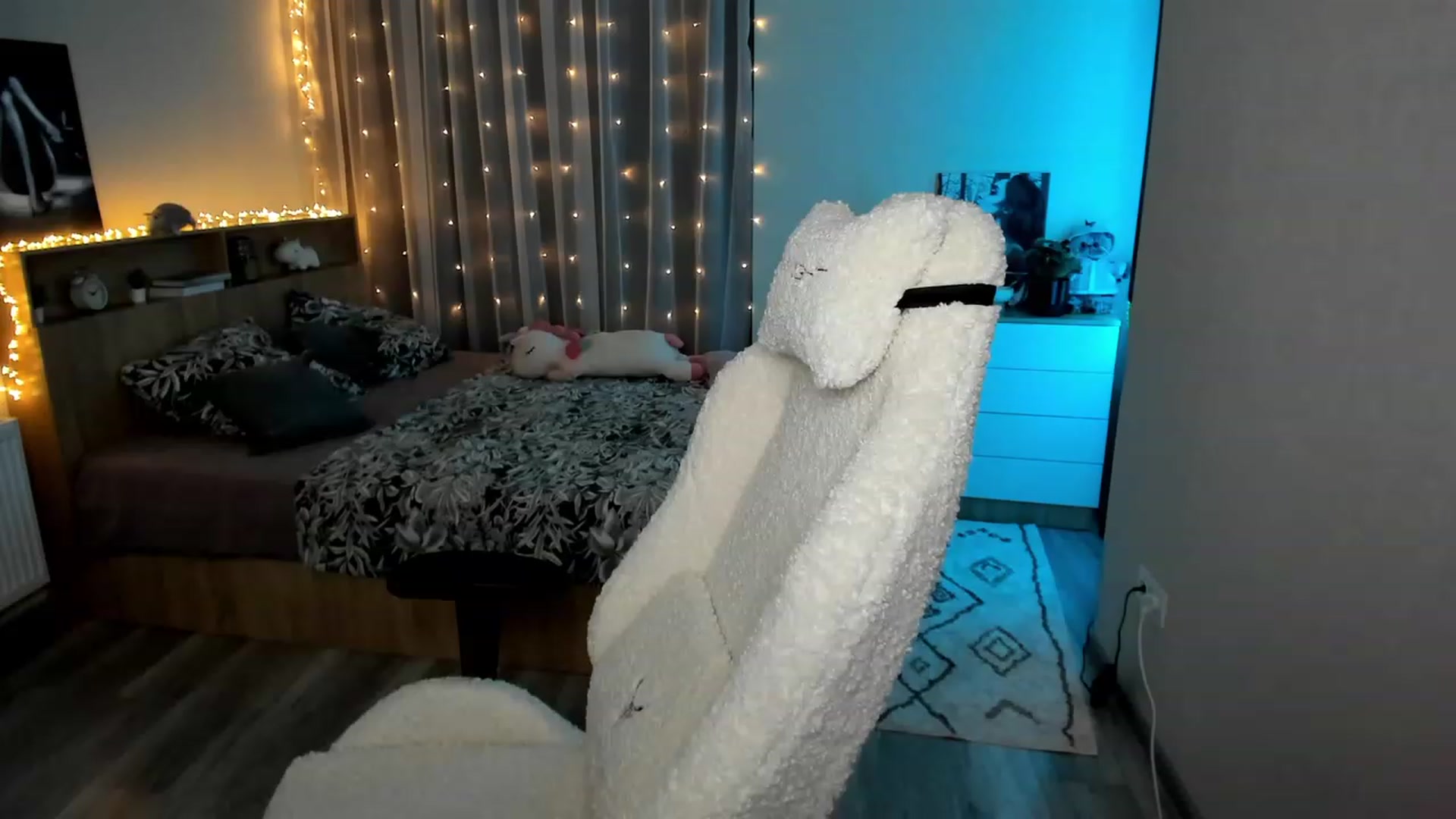 Gallery image thumbnail from Ellies_Smile's myfreecams stream on, 02/19/2024, 17:46 image 9 of 20