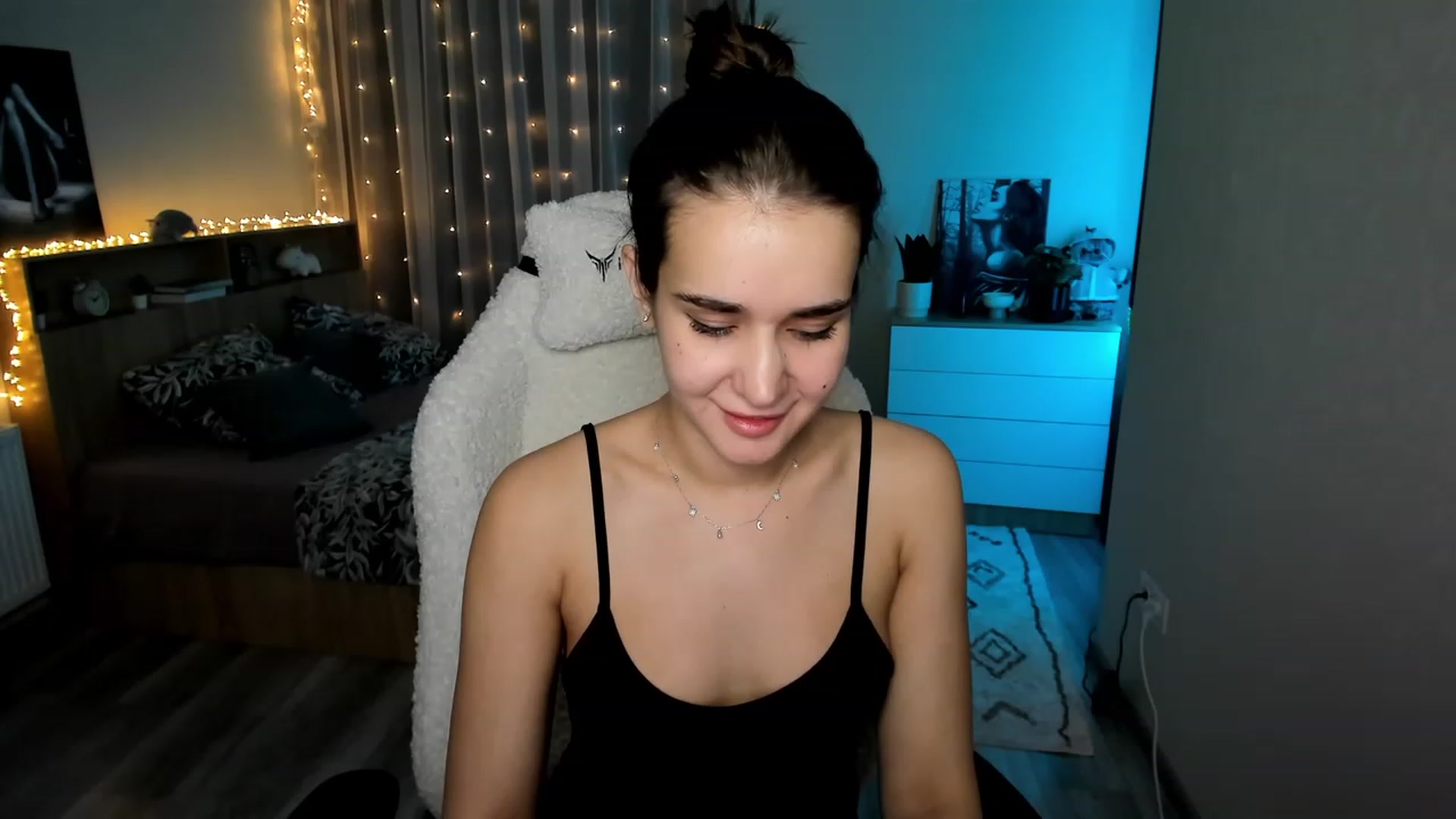 Gallery image thumbnail from Ellies_Smile's myfreecams stream on, 02/19/2024, 17:46 image 13 of 20
