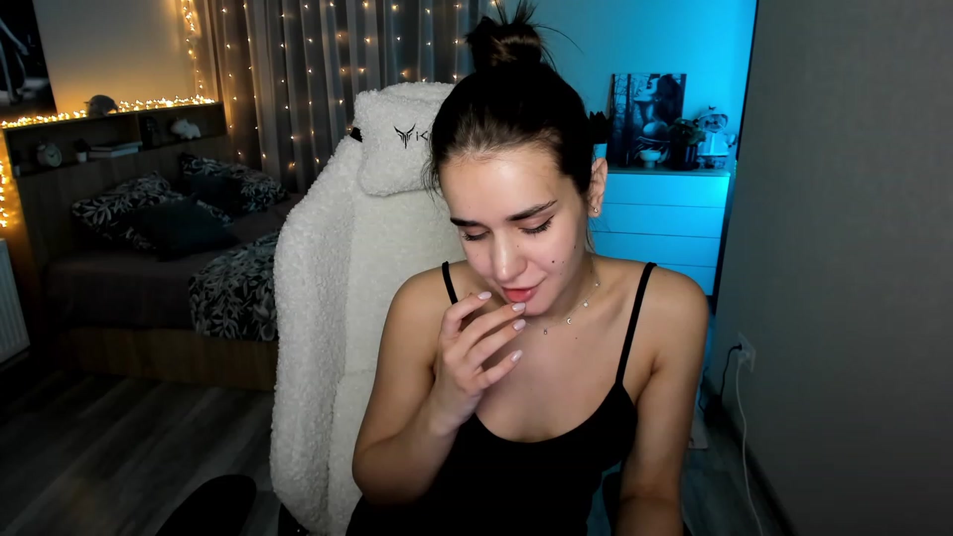 Gallery image thumbnail from Ellies_Smile's myfreecams stream on, 02/19/2024, 17:46 image 18 of 20