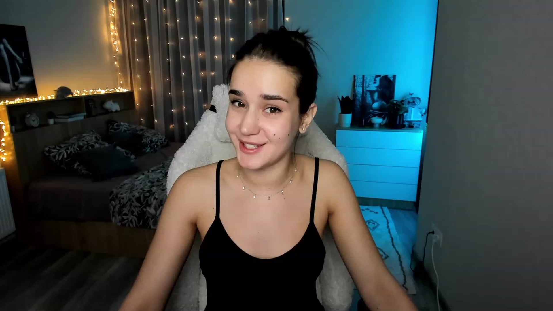 Gallery image thumbnail from Ellies_Smile's myfreecams stream on, 02/19/2024, 18:23 image 5 of 20