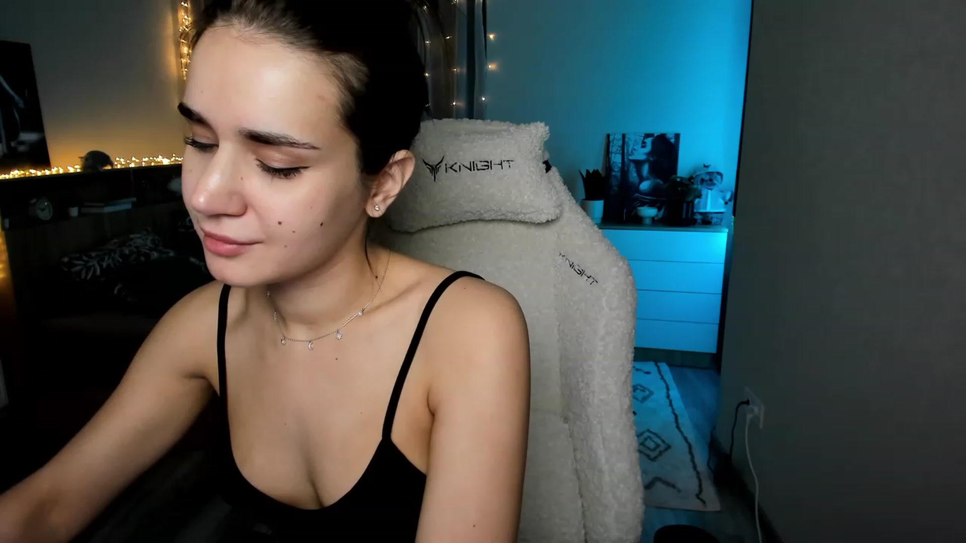 Gallery image thumbnail from Ellies_Smile's myfreecams stream on, 02/19/2024, 18:23 image 12 of 20
