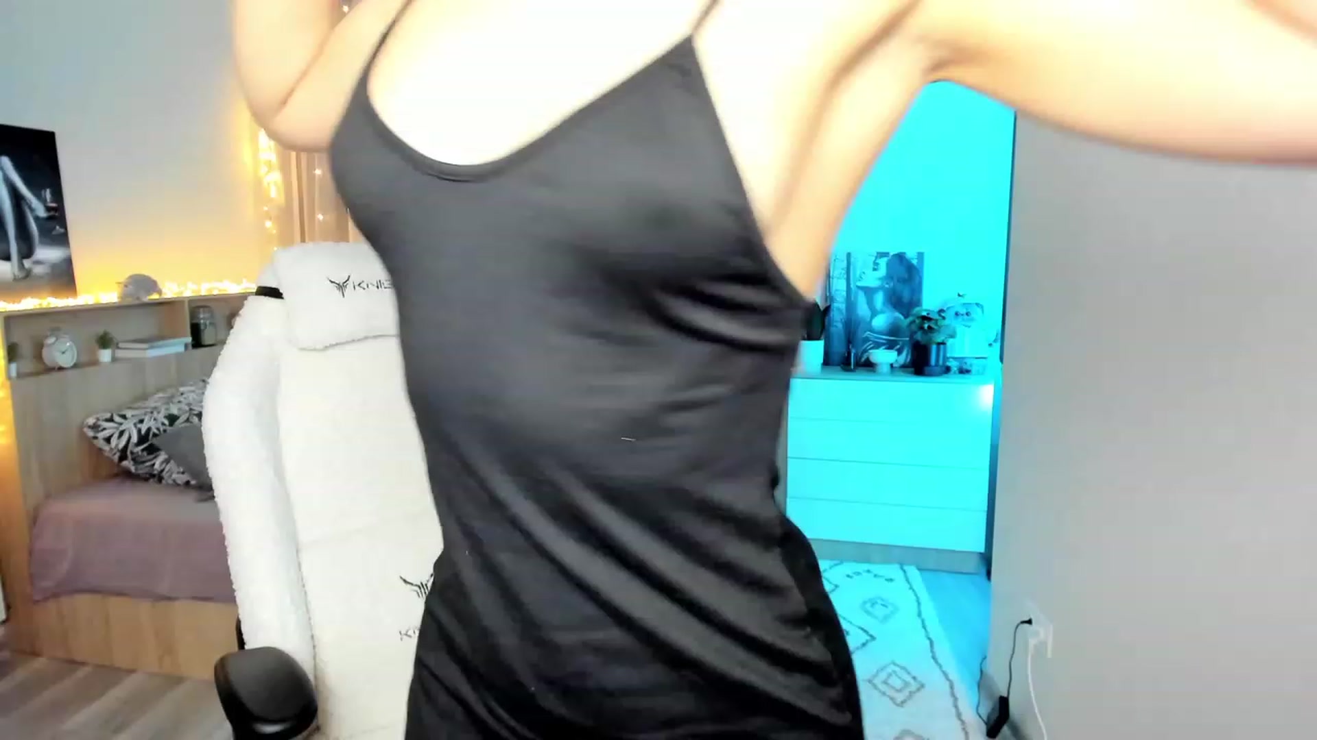Gallery image thumbnail from Ellies_Smile's myfreecams stream on, 02/19/2024, 18:23 image 13 of 20