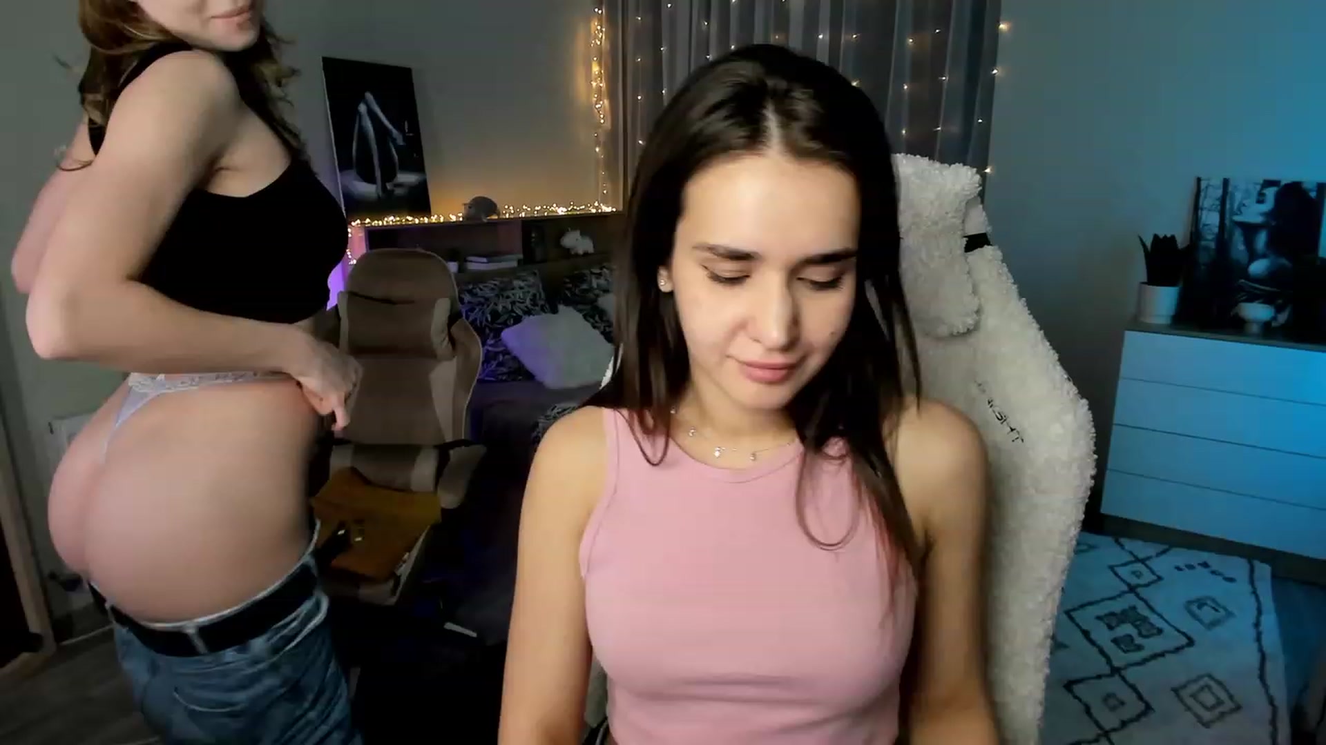 Gallery image thumbnail from Ellies_Smile's myfreecams stream on, 02/20/2024, 19:48 image 13 of 20