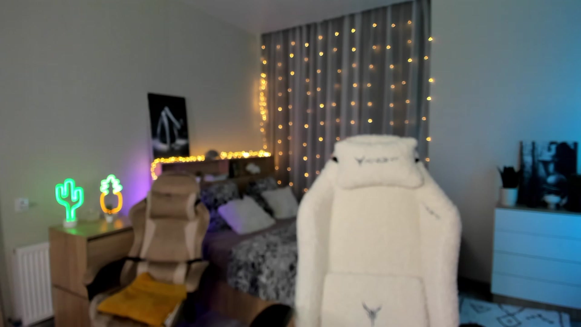 Gallery image thumbnail from Ellies_Smile's myfreecams stream on, 02/20/2024, 19:48 image 16 of 20