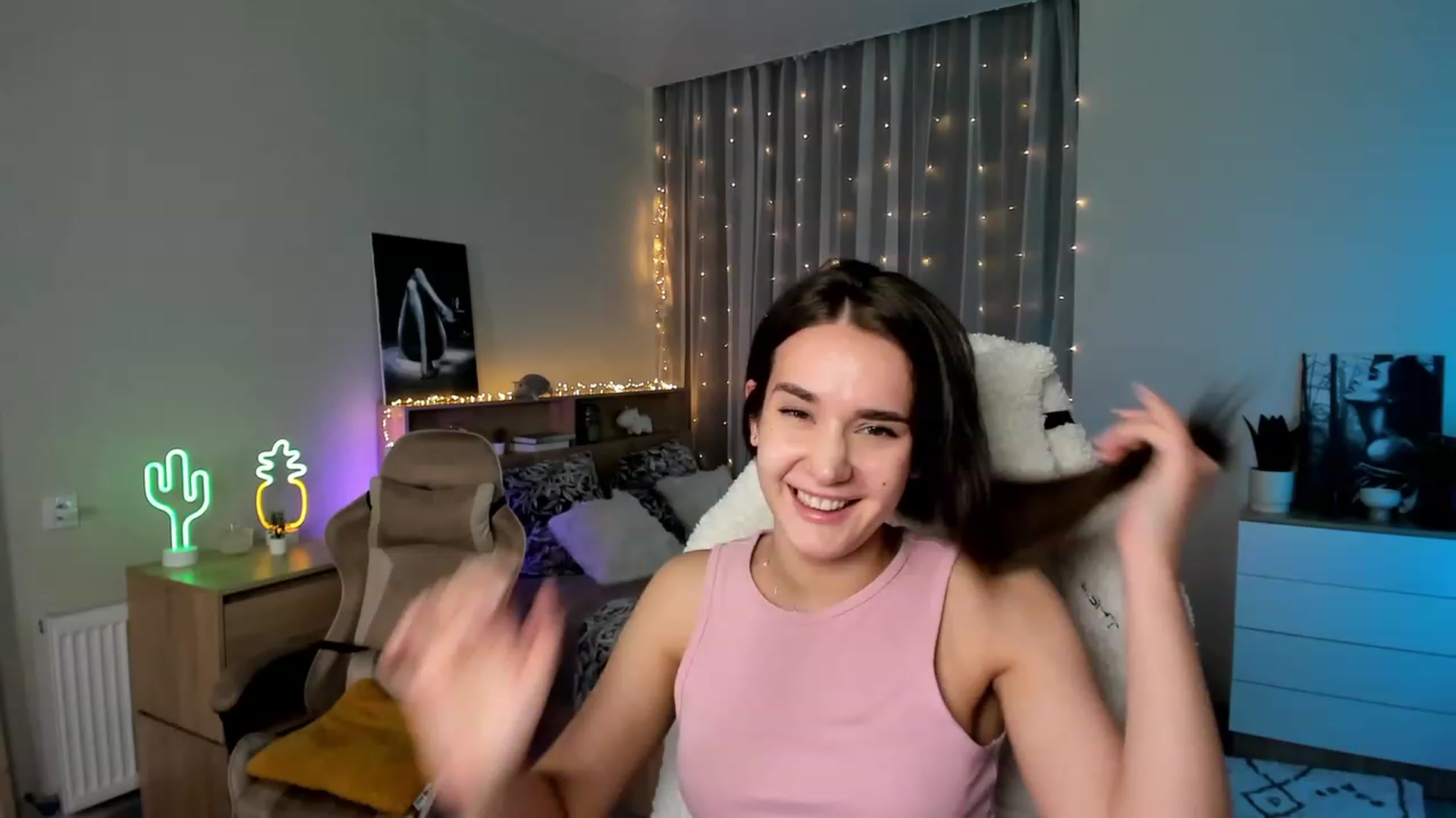 Gallery image thumbnail from Ellies_Smile's myfreecams stream on, 02/20/2024, 19:48 image 14 of 20