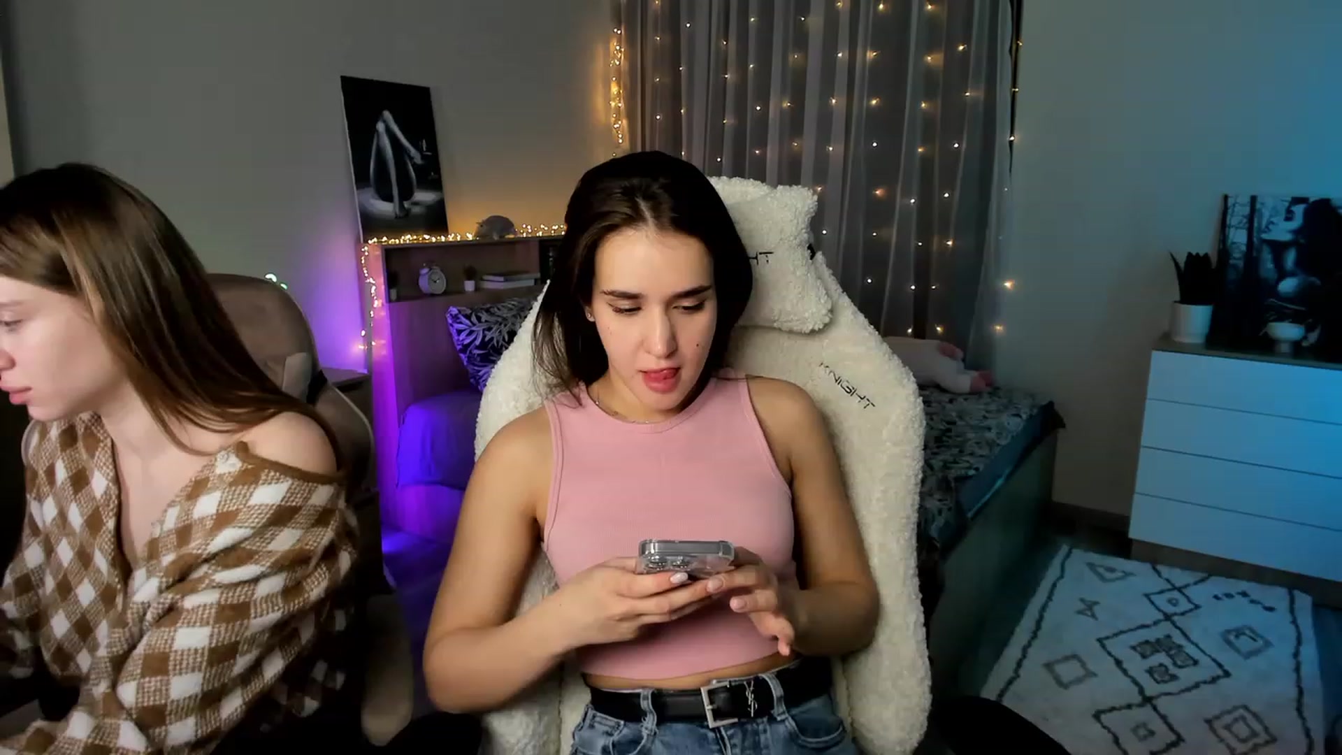 Gallery image thumbnail from Ellies_Smile's myfreecams stream on, 02/21/2024, 24:20 image 10 of 20