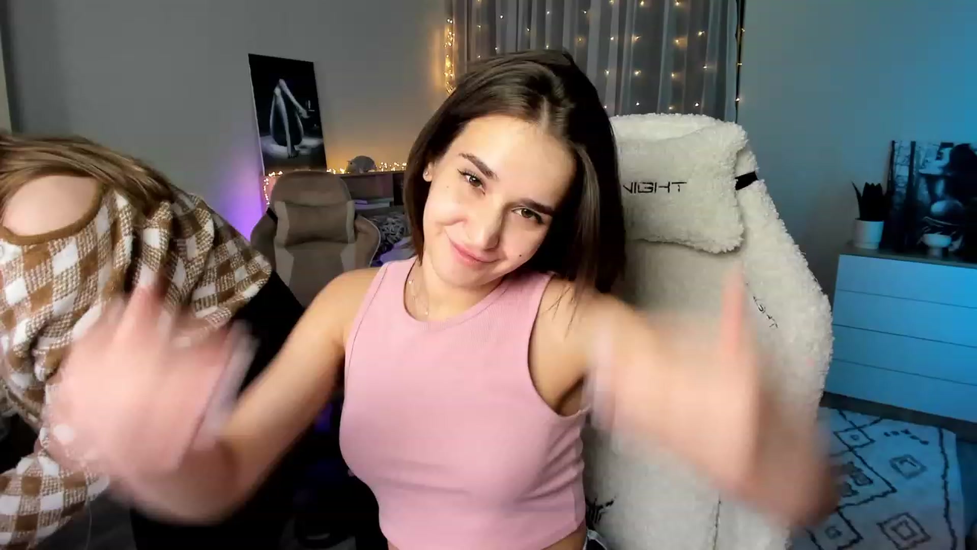 Gallery image thumbnail from Ellies_Smile's myfreecams stream on, 02/21/2024, 24:20 image 7 of 20