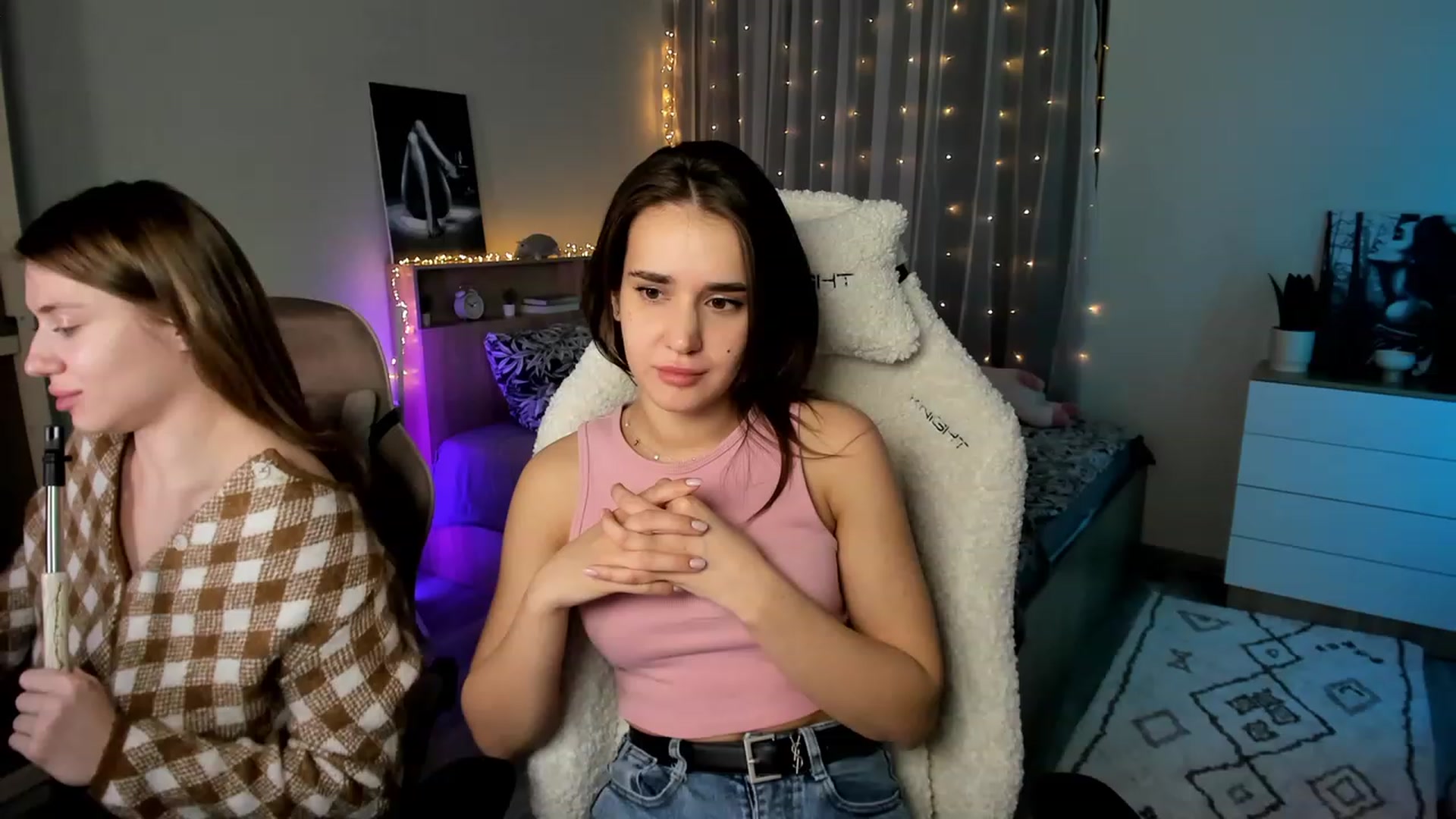 Gallery image thumbnail from Ellies_Smile's myfreecams stream on, 02/21/2024, 24:20 image 16 of 20