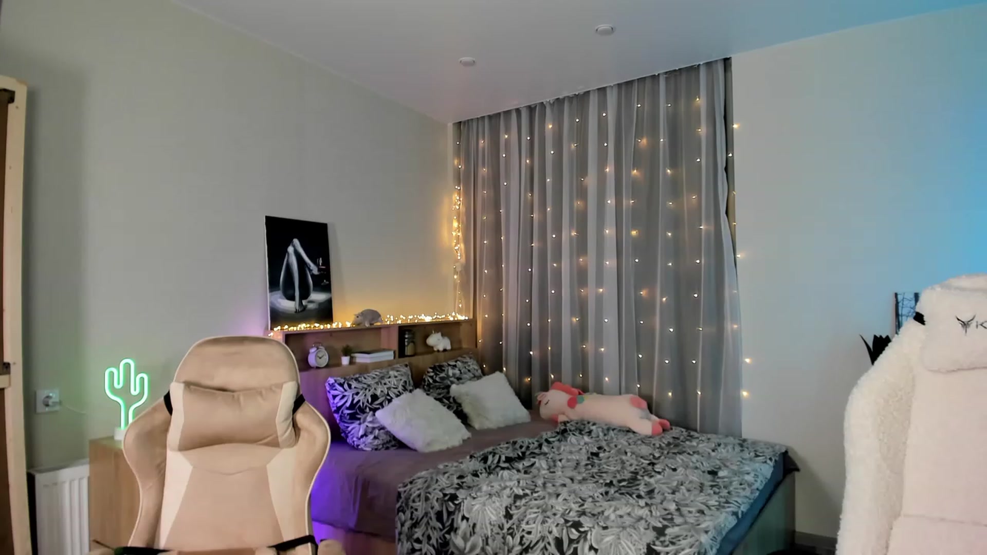 Gallery image thumbnail from Ellies_Smile's myfreecams stream on, 02/21/2024, 03:07 image 9 of 20