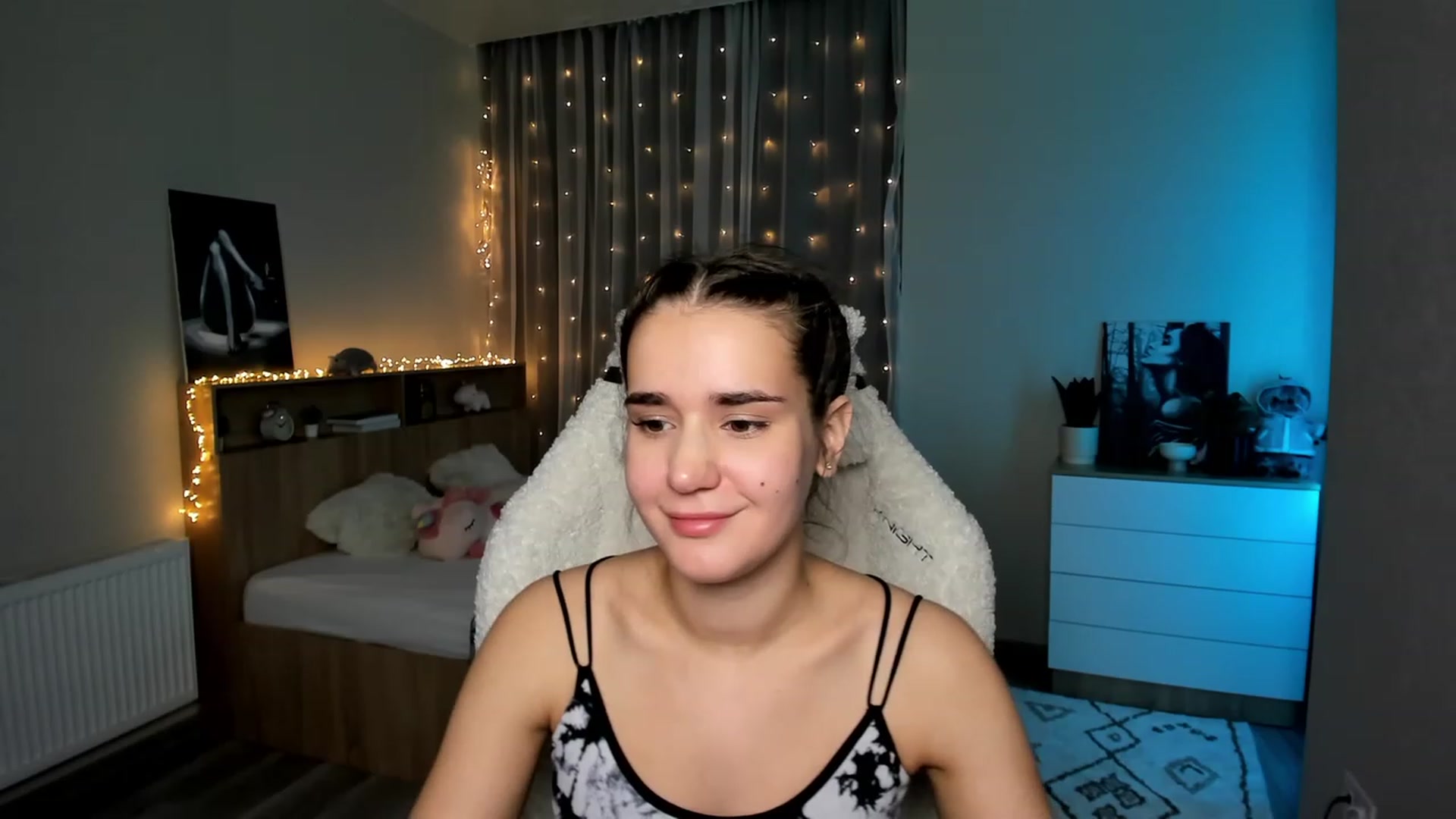 Gallery image thumbnail from Ellies_Smile's myfreecams stream on, 02/26/2024, 17:20 image 14 of 20