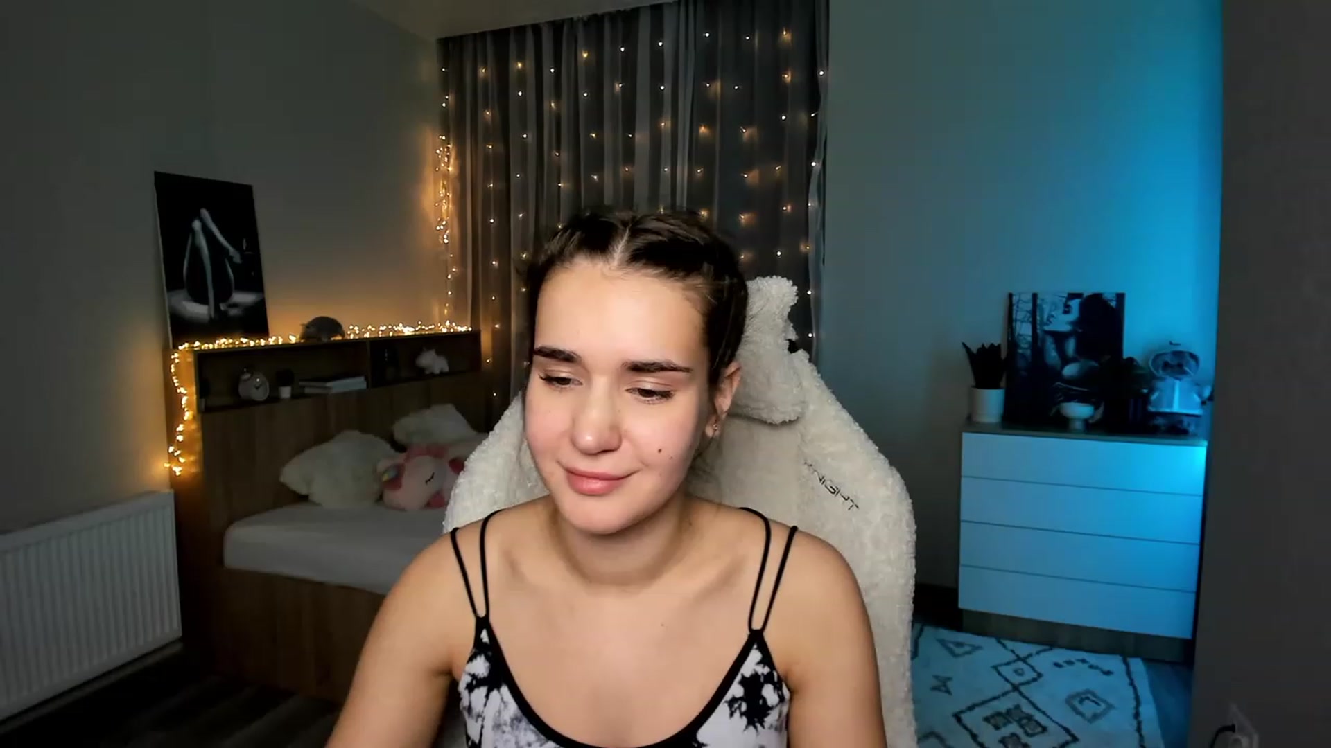 Gallery image thumbnail from Ellies_Smile's myfreecams stream on, 02/26/2024, 17:20 image 13 of 20