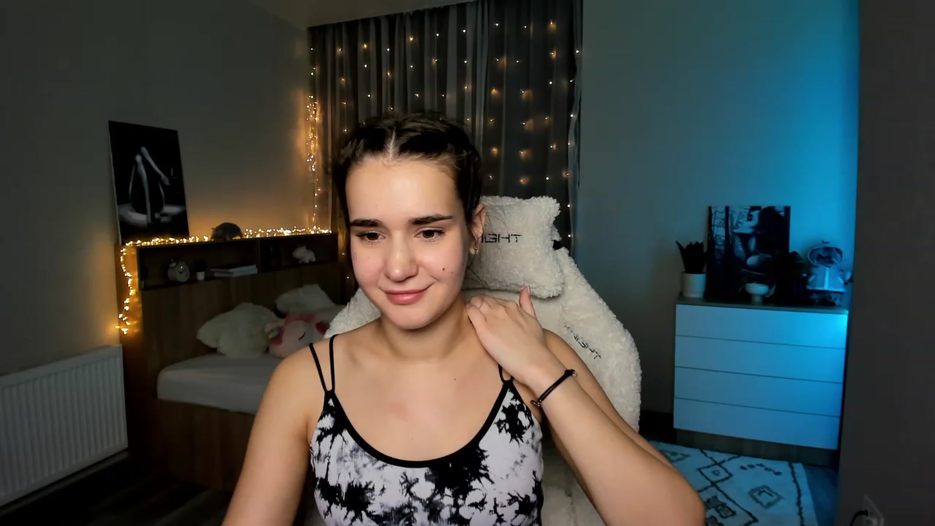 Gallery image thumbnail from Ellies_Smile's myfreecams stream on, 02/26/2024, 17:20 image 18 of 20