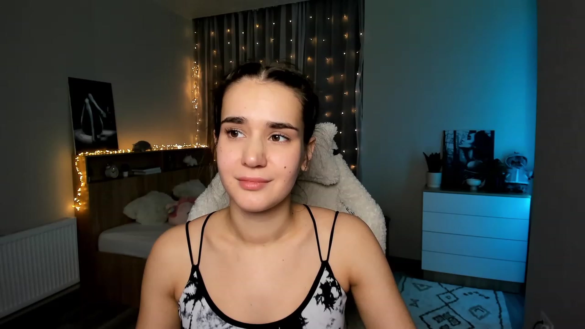 Gallery image thumbnail from Ellies_Smile's myfreecams stream on, 02/26/2024, 17:20 image 10 of 20