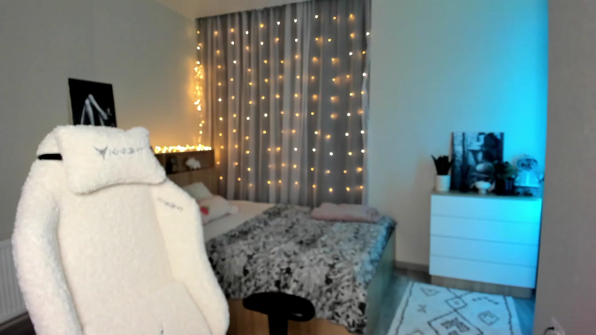Gallery image thumbnail from Ellies_Smile's myfreecams stream on, 02/26/2024, 17:20 image 7 of 20