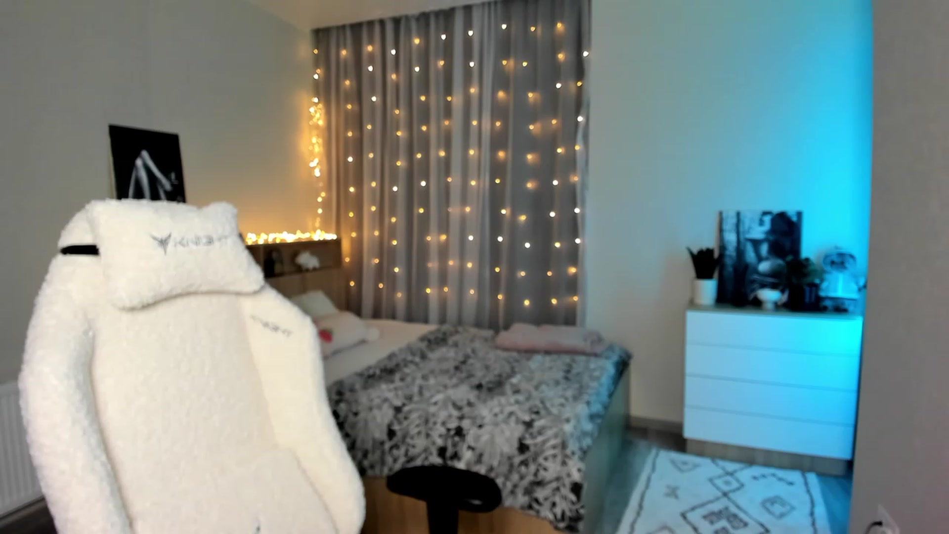 Gallery image thumbnail from Ellies_Smile's myfreecams stream on, 02/26/2024, 17:20 image 8 of 20