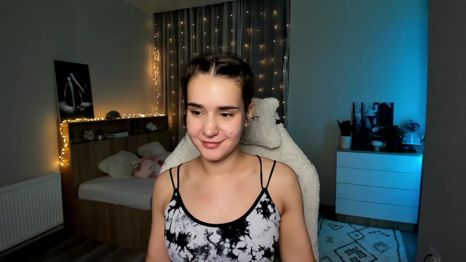 Gallery image thumbnail from Ellies_Smile's myfreecams stream on, 02/26/2024, 17:20 image 17 of 20