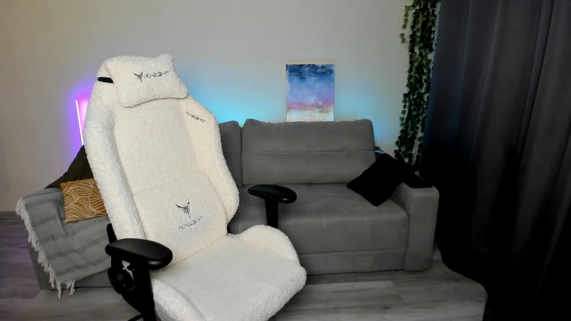 Gallery image thumbnail from Ellies_Smile's myfreecams stream on, 03/06/2024, 15:32 image 19 of 20