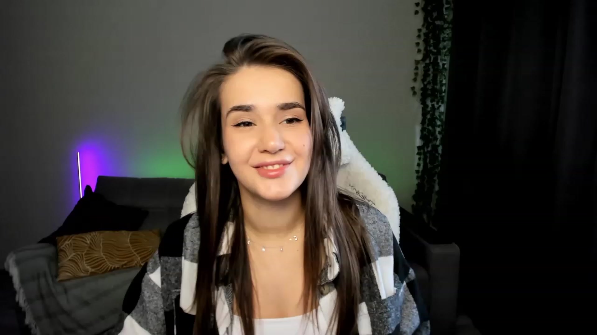 Gallery image thumbnail from Ellies_Smile's myfreecams stream on, 03/07/2024, 13:05 image 10 of 20